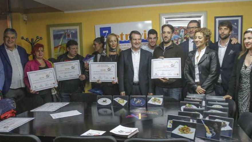 Los premiados recibieron sus diplomas de manos del alcalde Abel Caballero. // Adrián Irago