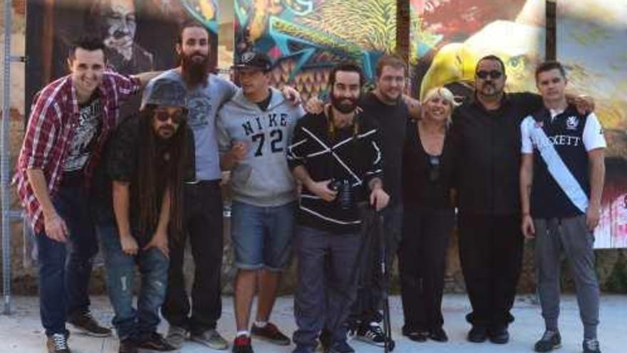 Curro López con artistas participantes en el videoclip.