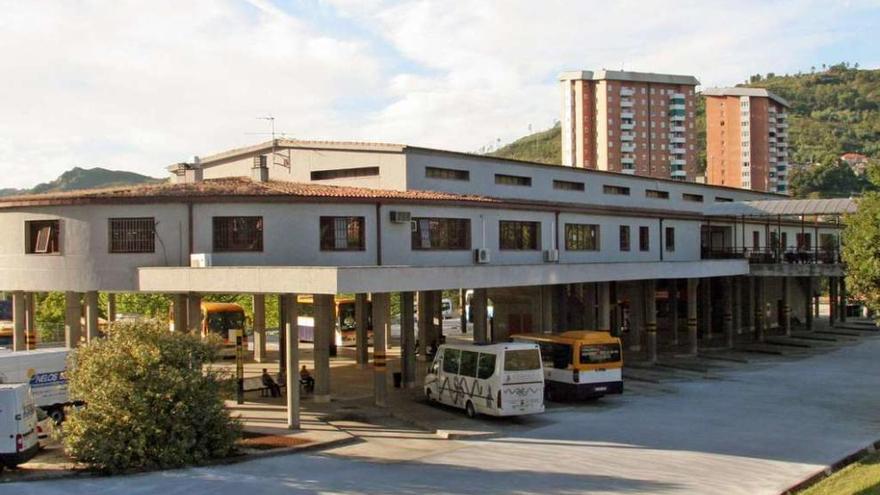 La estación de autobuses, en su actual ubicación de O Pino, a poca distancia de la futura intermodal del AVE, en A Ponte. // Jesús Regal