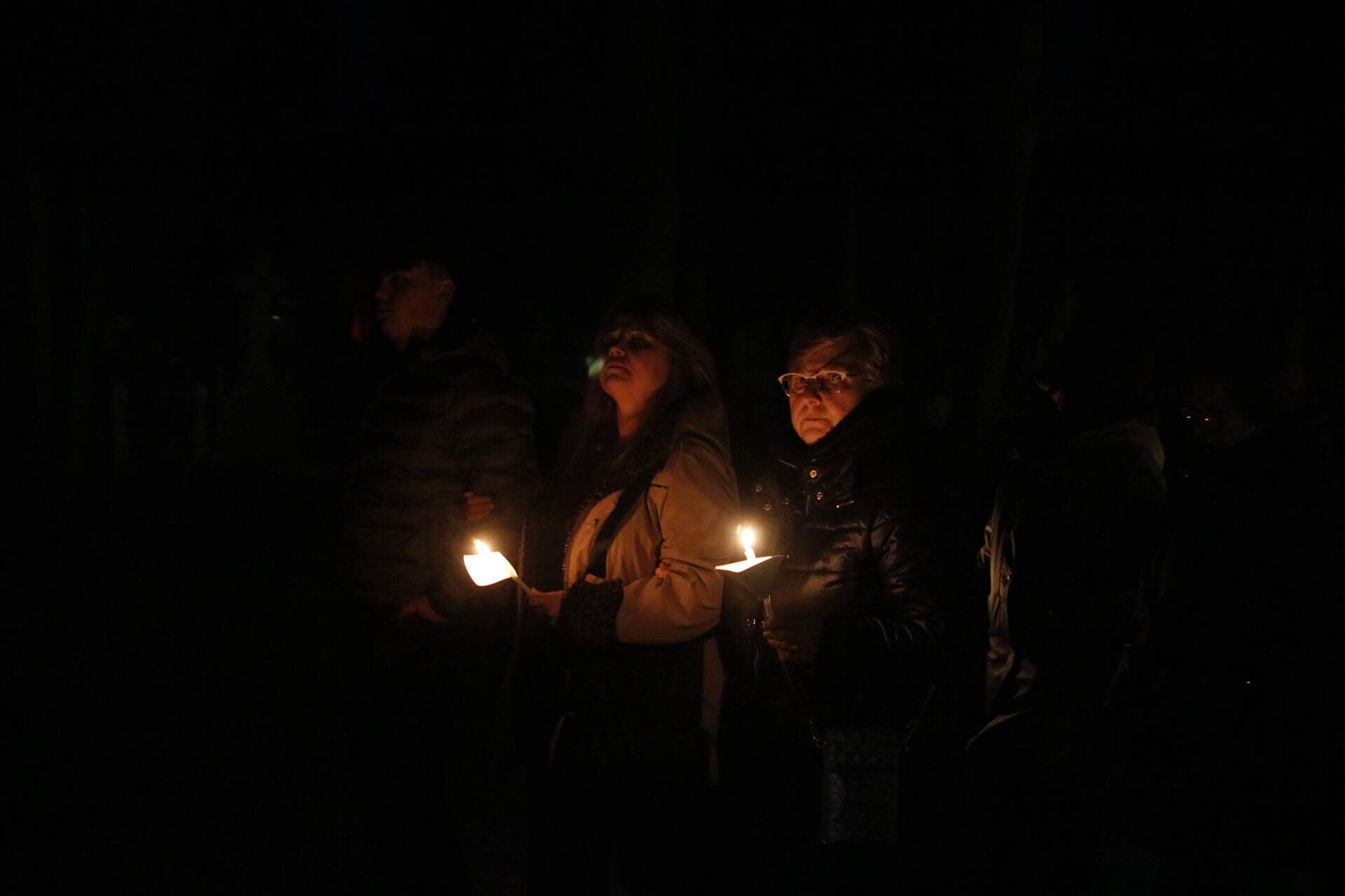 La procesión de las ánimas recorre el cementerio de San Atilano de Zamora con motivo de la noche de Difuntos y con la única iluminación de velas o faroles