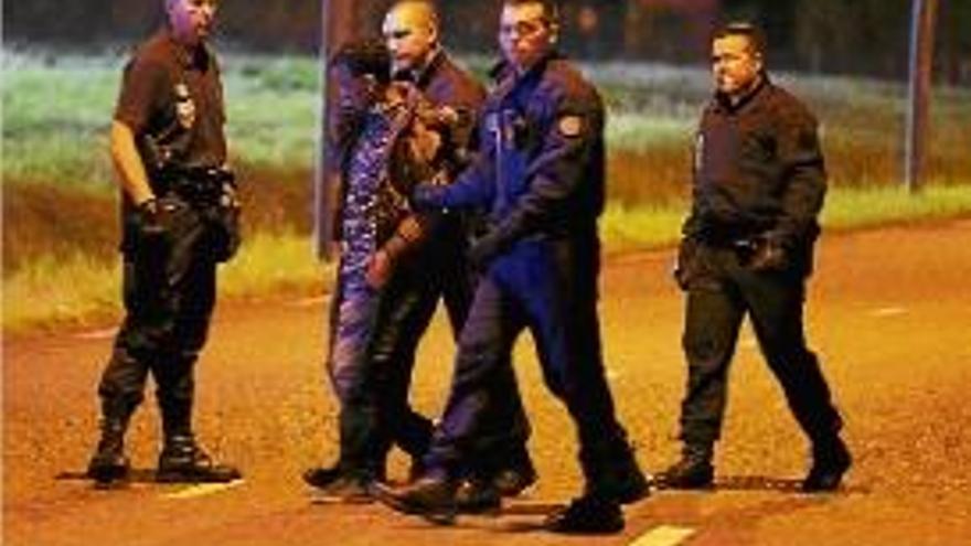 La Policia francesa continua arrestant immigrants a Calais.