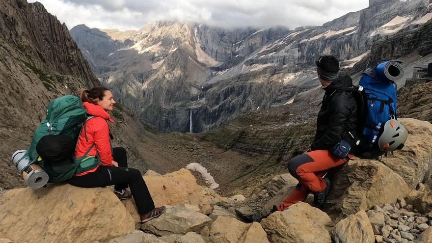 Sandra y Óscar durante la ascensión al pico Taillón en el pirineo francés