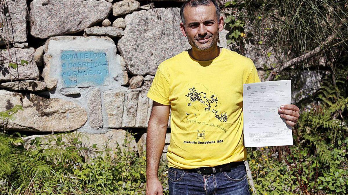 Carlos Gómez, ante una de las placas atacadas, muestra la denuncia.