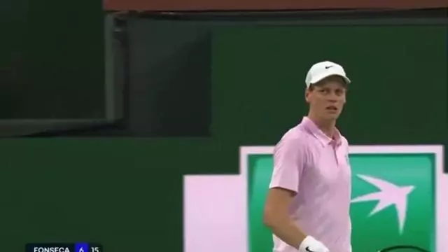 ¡Sinner para el partido y se encara con un espectador!