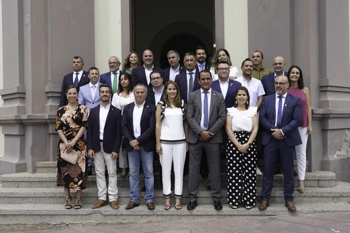 La candidata de Coalición Canaria, Lola García, jura su cargo tras convertirse en la primera mujer que preside el Cabildo de Fuerteventura en 106 años de historia.