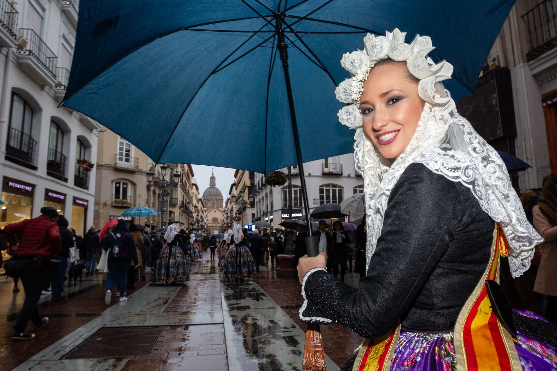 Las Hogueras se promocionan bajo la lluvia en Zaragoza