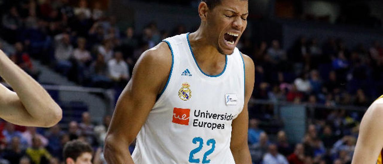 Edy Tavares celebra con rabia una de las canastas que logró ante su exequipo.