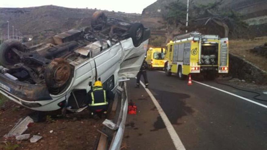 Herido tras volcar el coche en el que viajaba en El Roque