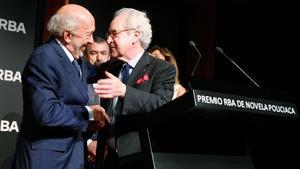 John Banville recibe el premio de manos de Ricardo Rodrigo presidente de la Fundación RBA.