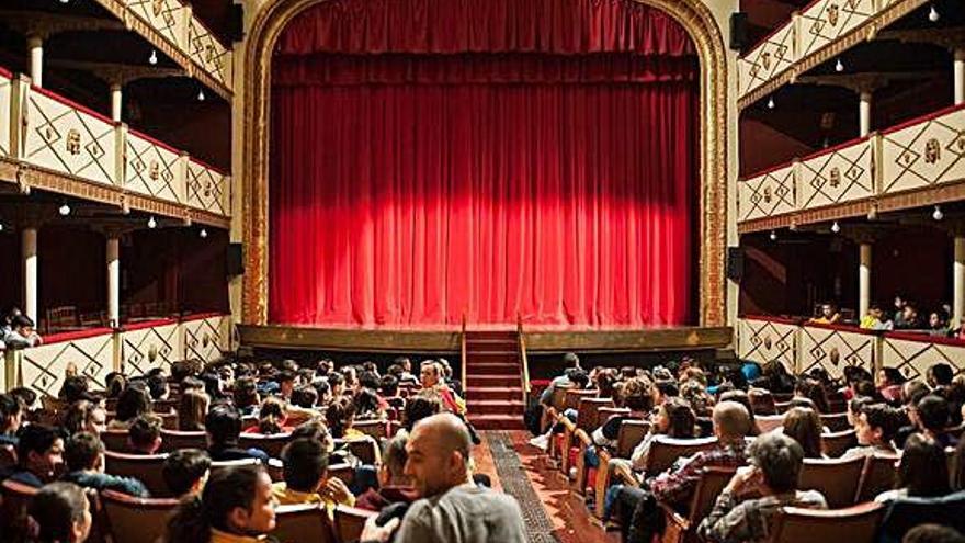 La platea de la bombonera benaventana antes de subirse el telón.