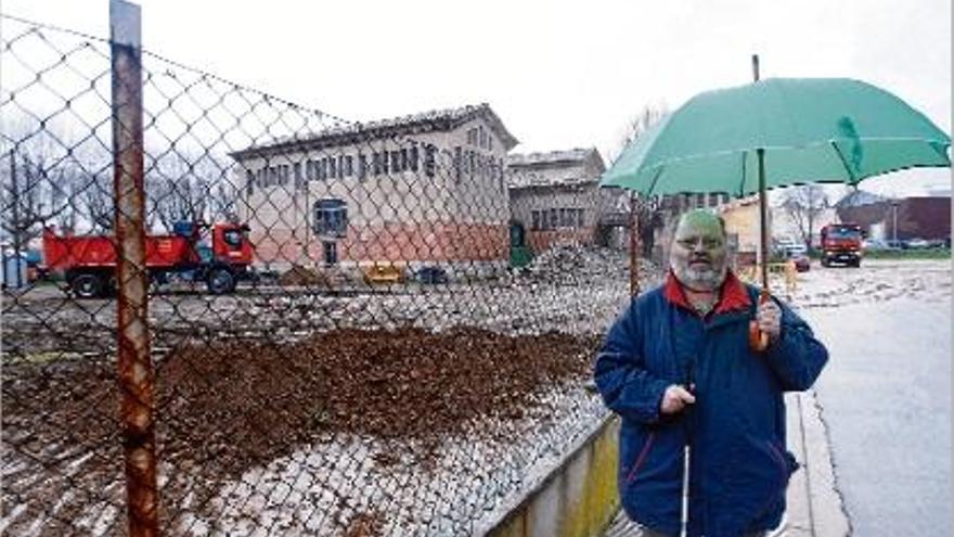 Sabater, el març de 2011, al costat de la finca que li van expropiar i que ara té la biblioteca.