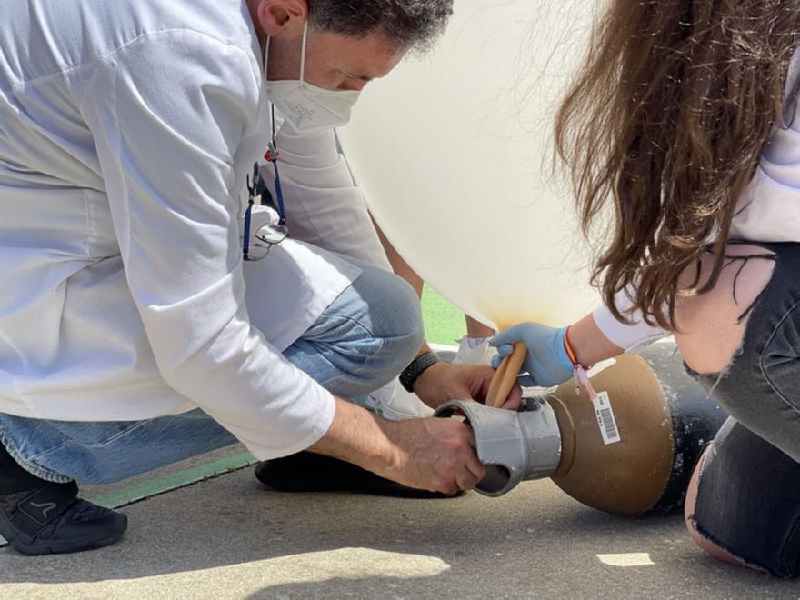 El profesor de Ciencias, preparando el globo para realizar el experimento.