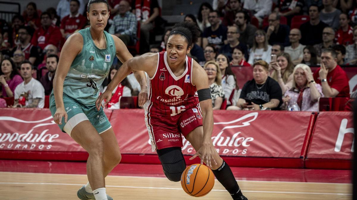 Helena Oma conduce el balón en el choque contra el CAB Estepona.