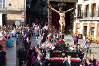 Los fieles abarrotan las calles para renovar su fe en el Cristo de la Victoria
