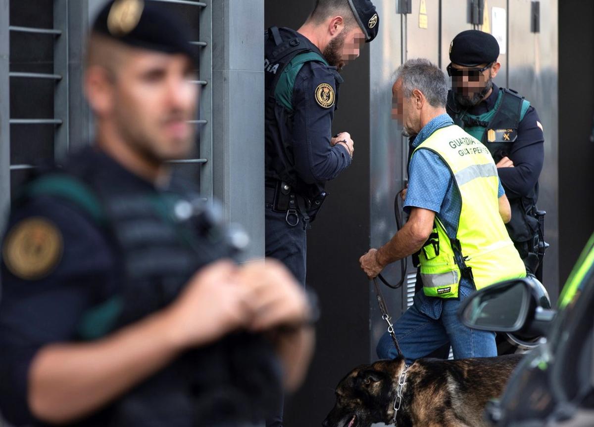 GRAF7481. SABADELL (BARCELONA), 23/09/2019.- Registro que los agentes de la Guardia Civil han llevado a cabo este lunes en la vivienda sita en la calle Antoni Cusido de Sabadell (Barcelona), perteneciente a una de las nueve personas detenidas este lunes en Cataluña, vinculadas a los Comités de Defensa de la República (CDR), a los que la Fiscalía acusa de ultimar acciones terroristas y que tenían en su poder material para fabricar explosivos caseros e información sobre edificios públicos. EFE/Enric Fontcuberta