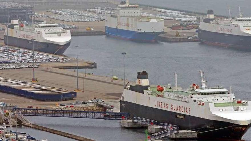 Buques en la terminal de vehículos de Bouzas // Marta G. Brea