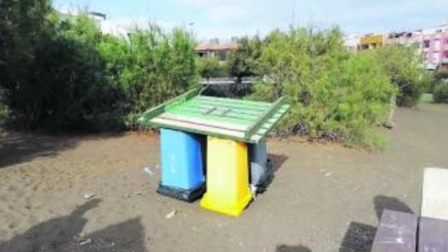 Cubos de basura en la playa de La Garita.