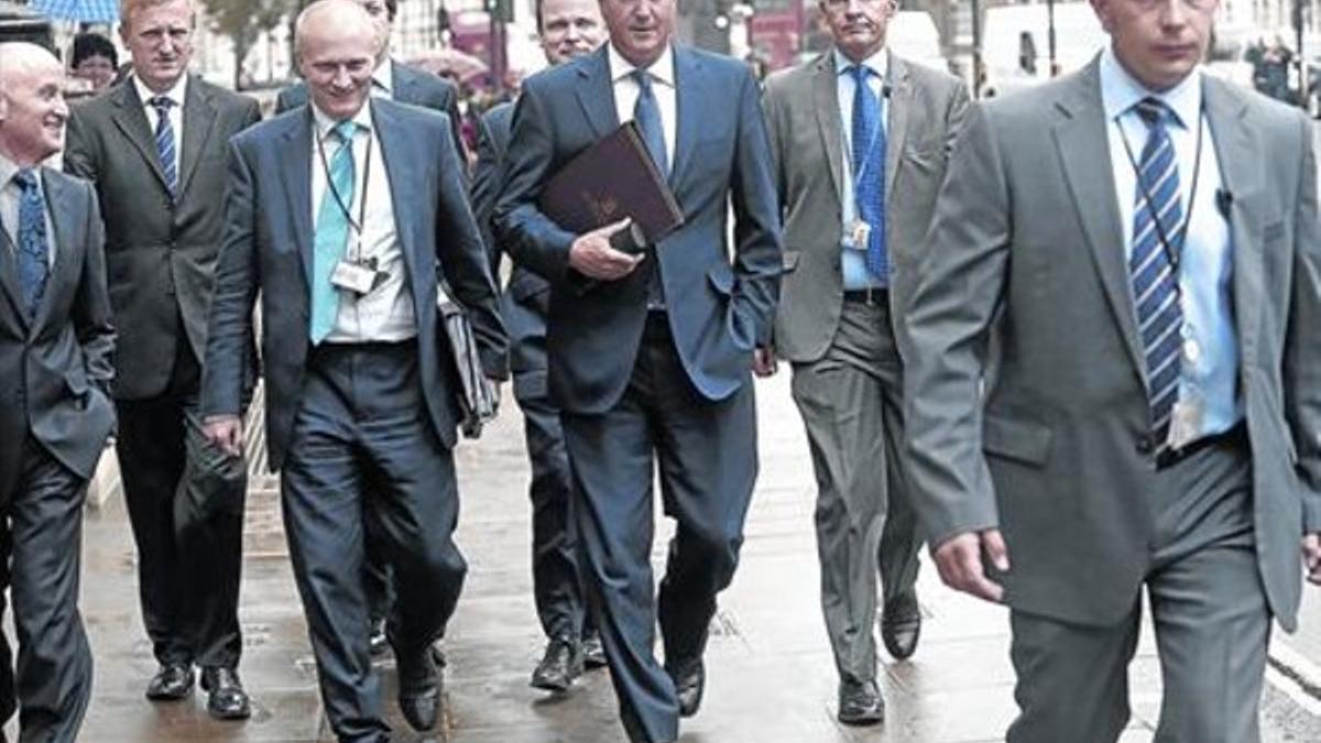 David Cameron, con su equipo, de camino a la Cámara de los Comunes.