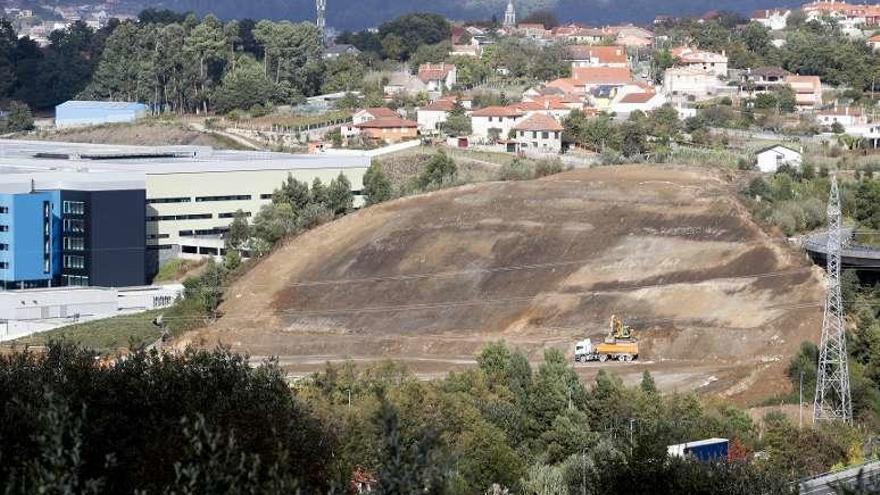 Imagen actual de las obras del futuro aparcamiento municipal. // R.G.