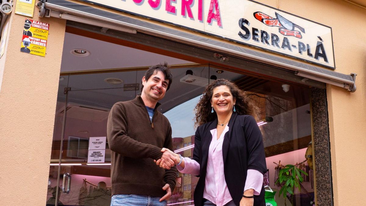 Josep Serra de Carnisseries Serraplà i Sandra Gard de l&#039;Escola Noves Oportunitats han formalitzat l&#039;acord per dur a terme la formació en l&#039;ofici de carnisseria-xarcuteria