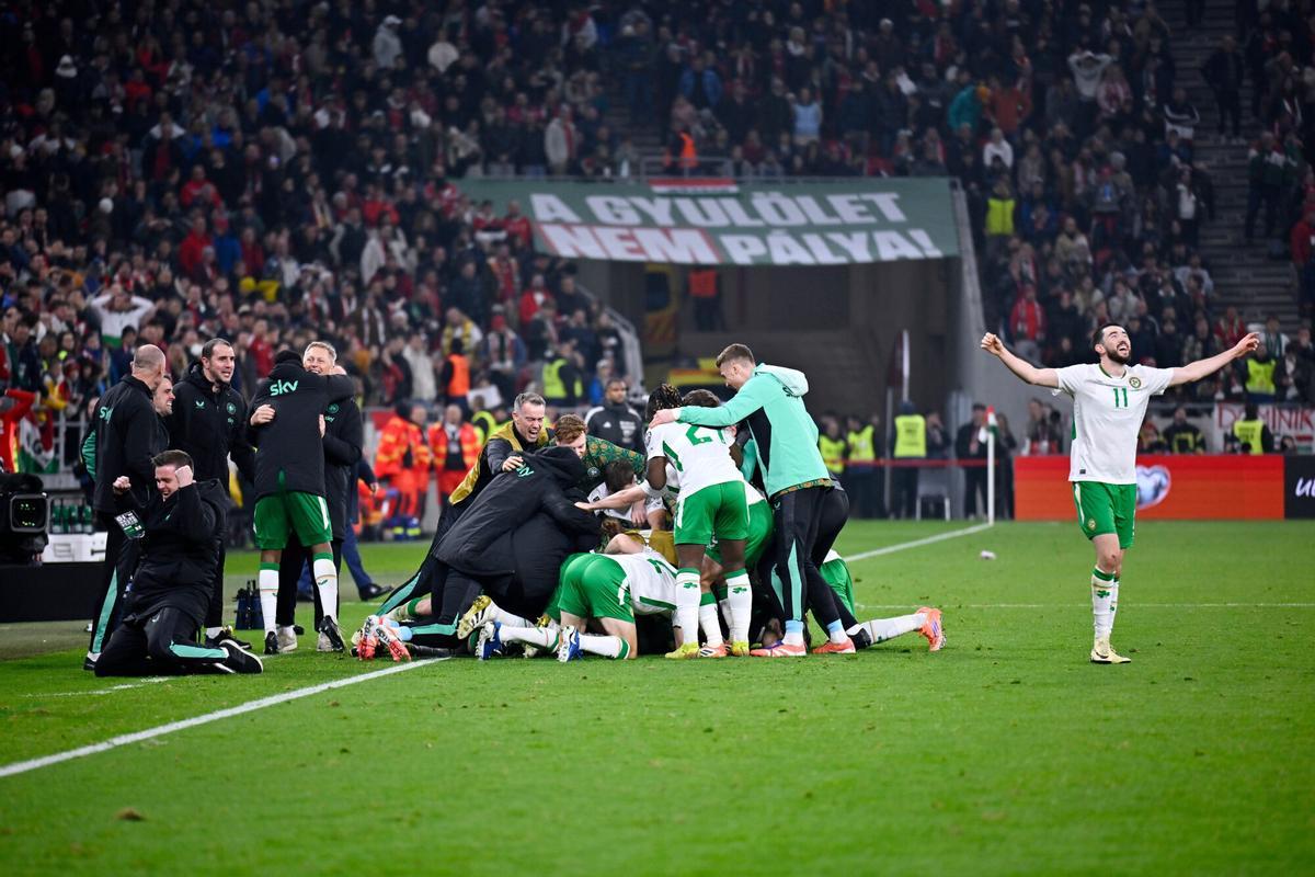 Los jugadores de Irlanda celebran después de que el irlandés Troy Parrott anotara el tercer gol de su equipo durante el partido de fútbol del grupo F de clasificación para la Copa Mundial 2026 entre Hungría e Irlanda en Budapest, Hungría, el domingo 16 de noviembre de 2025. (Foto AP/Denes Erdos)