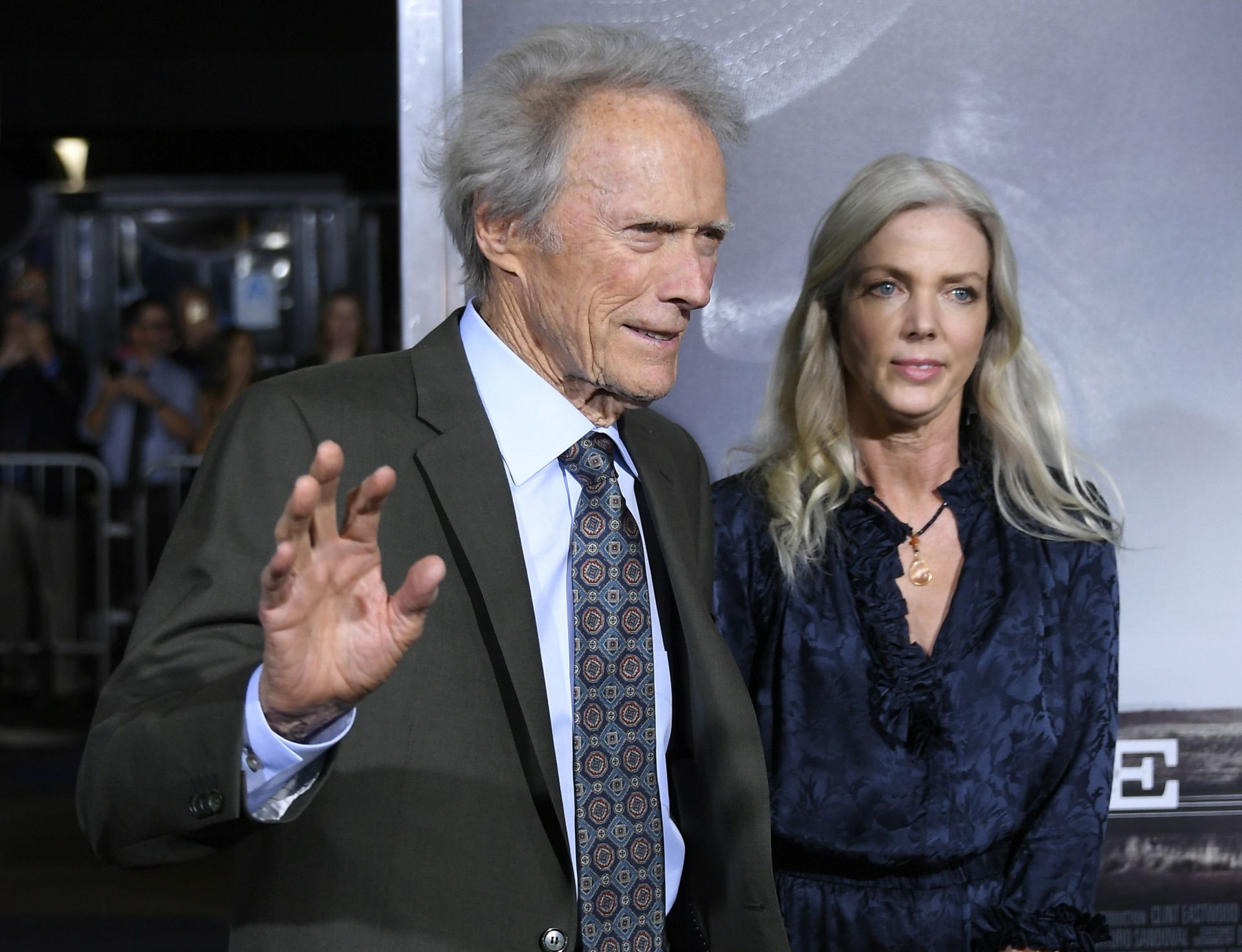 Clint Easwood y Christina Sandera en la premiere de 'La mula' en 2018