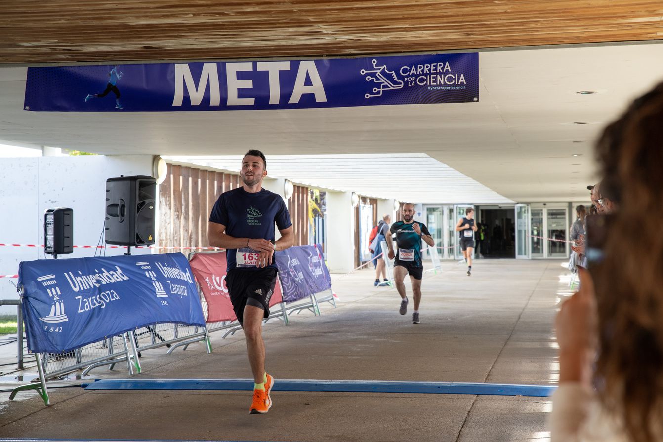 En imágenes | 800 corredores en la II Carrera por la Ciencia