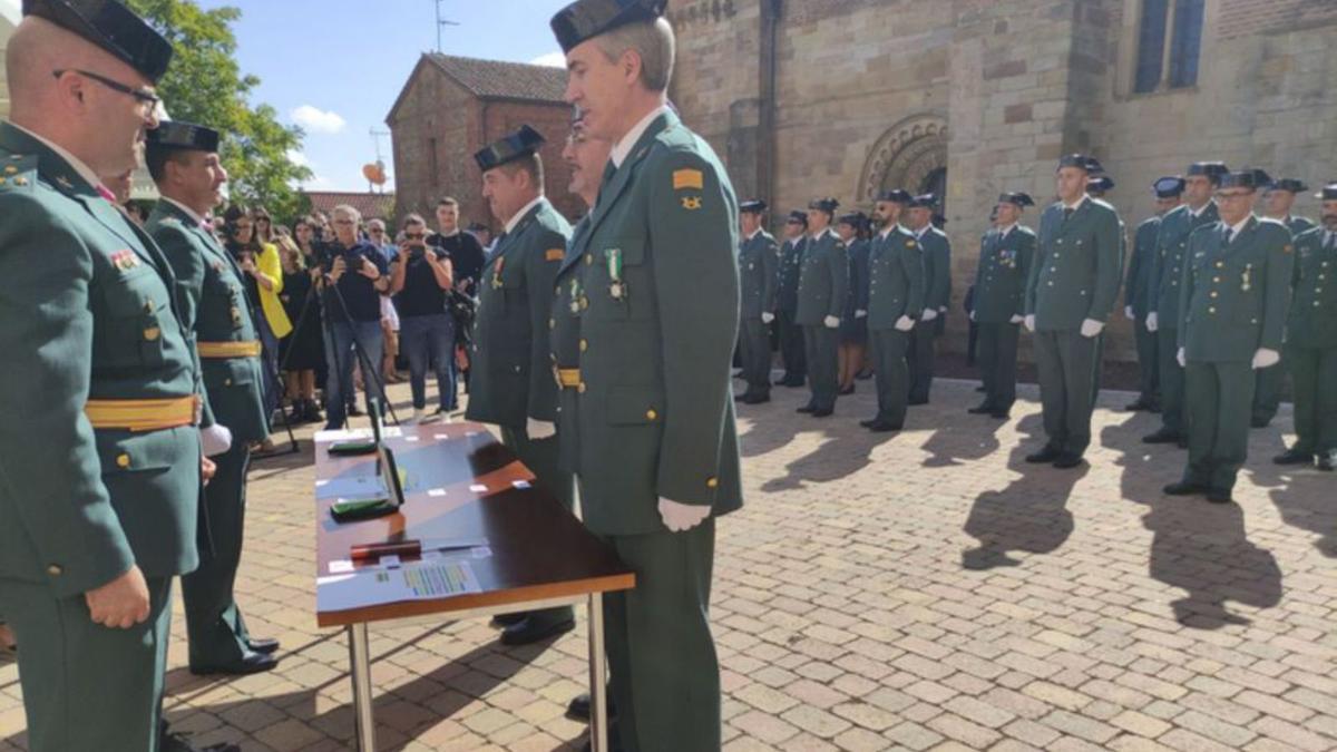 Honores a la patrona de la Guardia Civil en Benavente. / E. P.