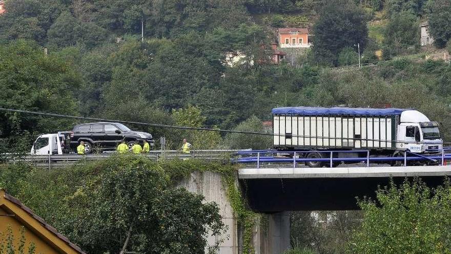 El coche, en una grúa, y el camión implicados en el accidente de ayer a la altura de Blimea.