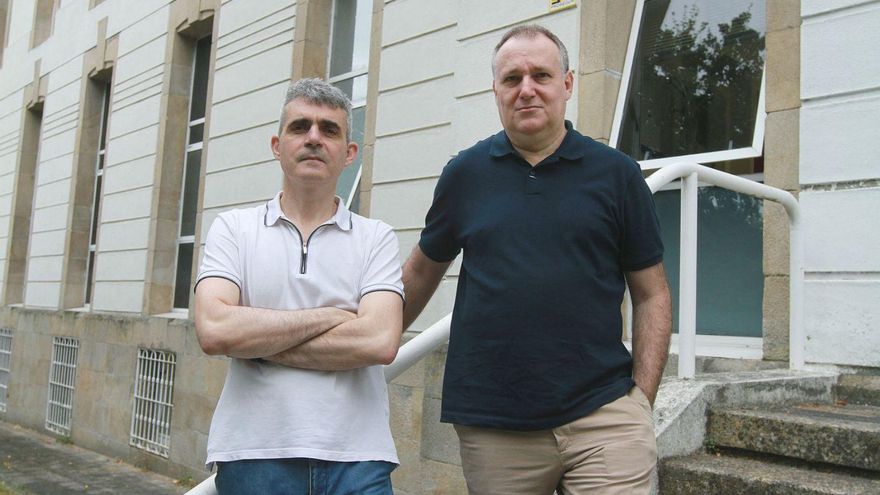 Jacobo Troncoso y Claudio Cerdeiriña, en la entrada de la actual sede de Aeronáutica.