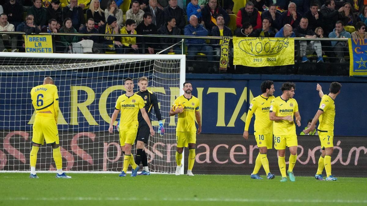 Raúl Albiol coge el balón después de uno de los tres goles que recibió el Submarino entre el 37 y el minuto 49