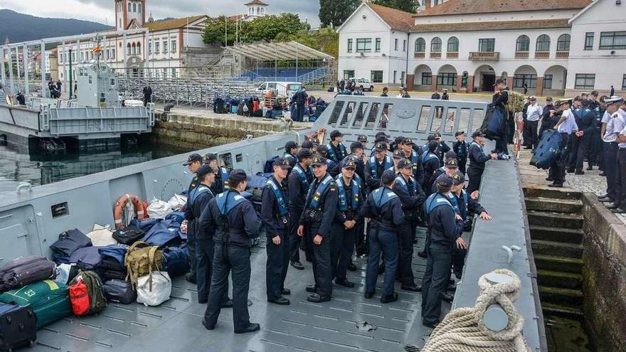 Alumnos de la Escuela Naval durante el desarrollo de unas clases prácticas.  // S.A.