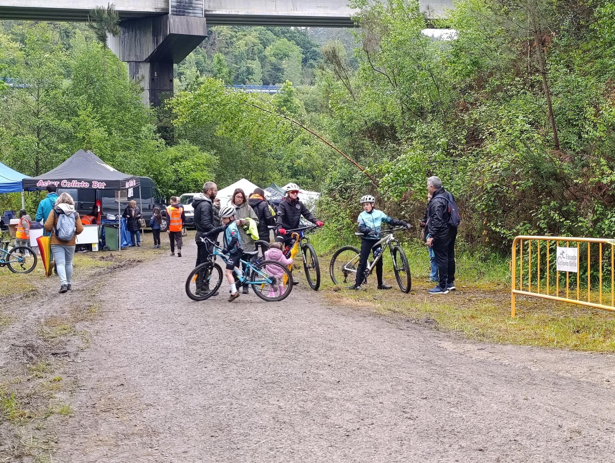 Las jóvenes promesas del ciclismo pedalean en Santa Marina, Siero