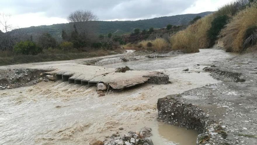 La crecida del Clariano destruye un paso agrícola en Aielo de Malferit