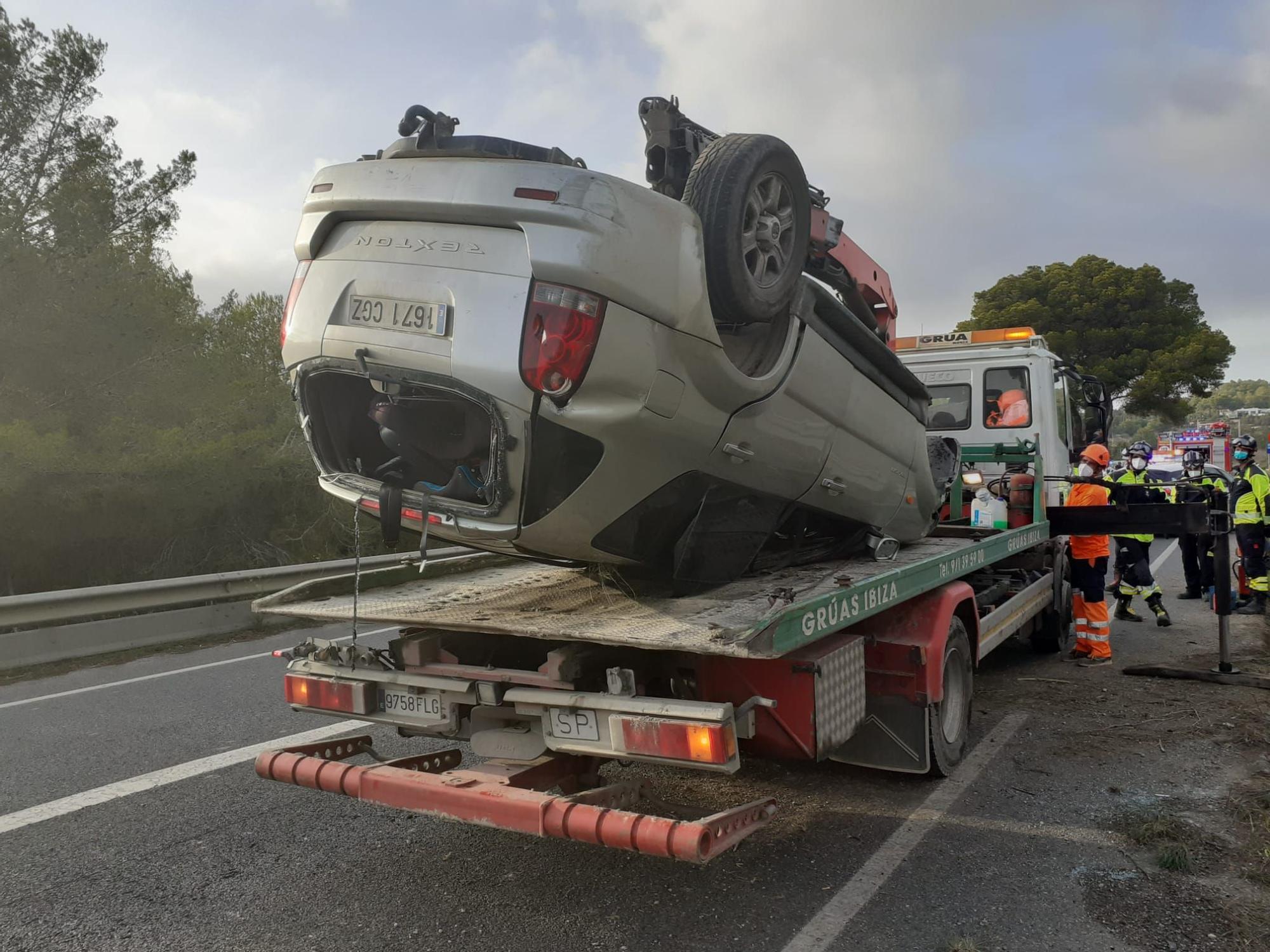 Un herido al volcar su coche en una carretera en Ibiza