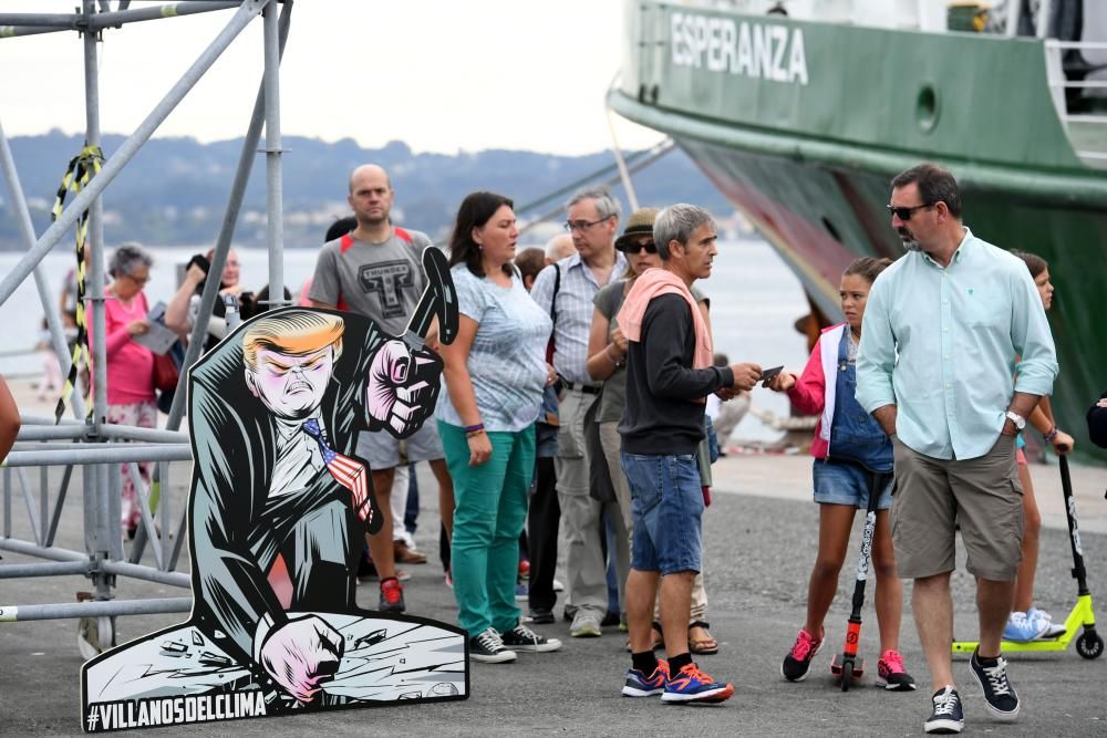 El barco Esperanza de Greenpeace en A Coruña