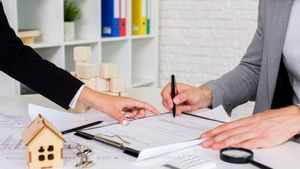 Archivo - El comparador describe todos los costes iniciales que se deben tener en cuenta de las hipotecas en España