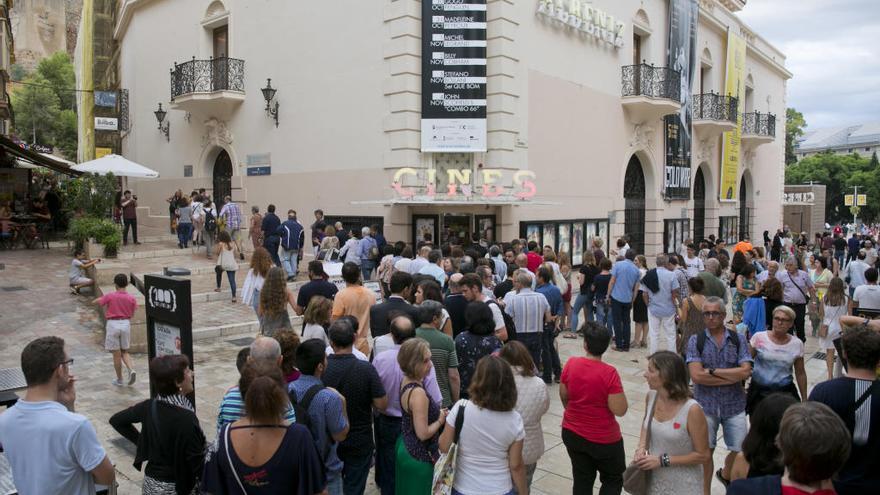 Exterior del cine Albéniz el pasado sábado, 8 de septiembre, en el que se celebraba un encuentro con Pepe Sacristán y José Luis Garci