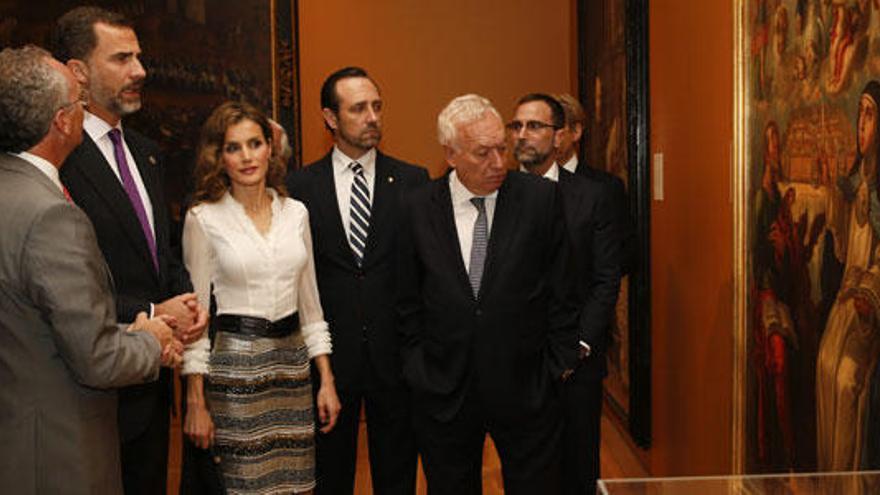 Los Príncipes y Bauzá durante su recorrido por la exposición.