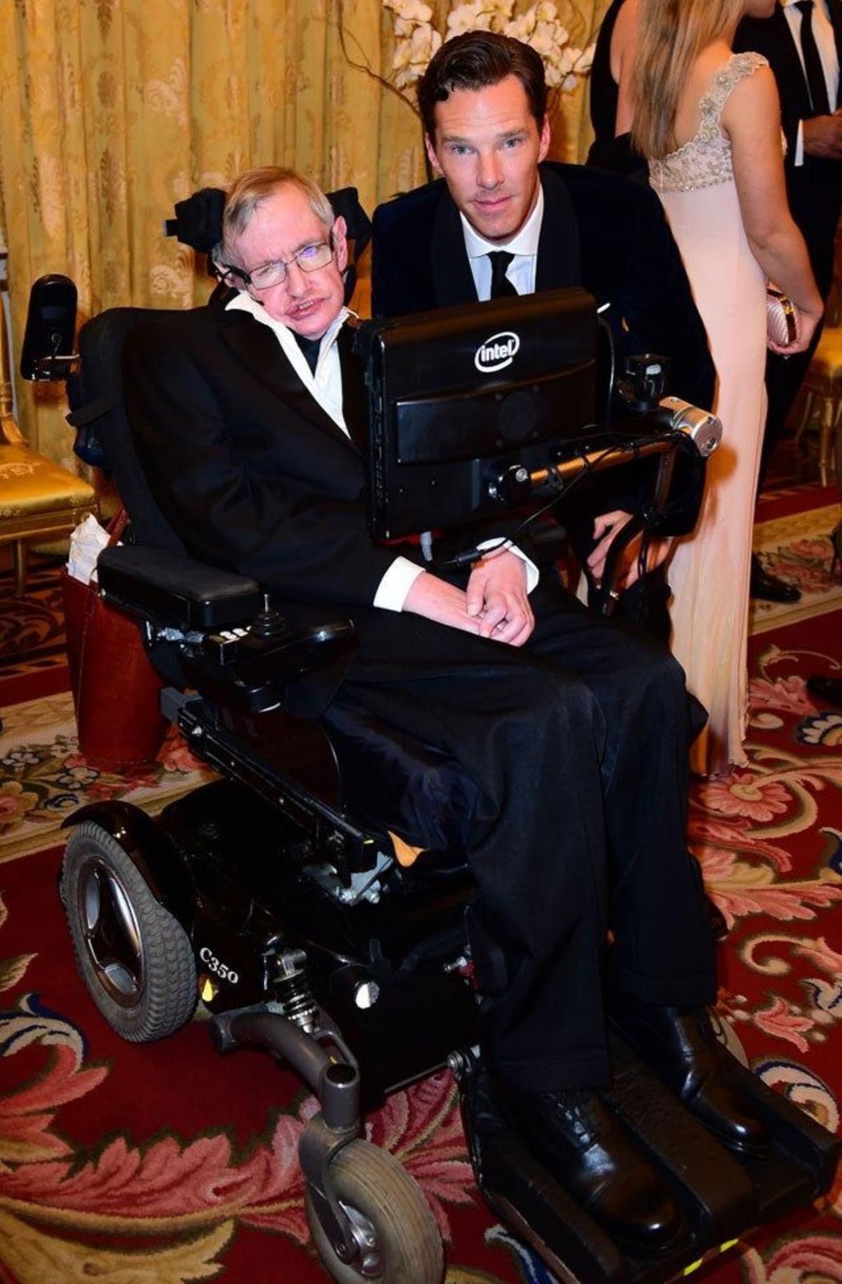 Benedict Cumberbatch y Stephen Hawking posan juntos en el Palacio Buckingham