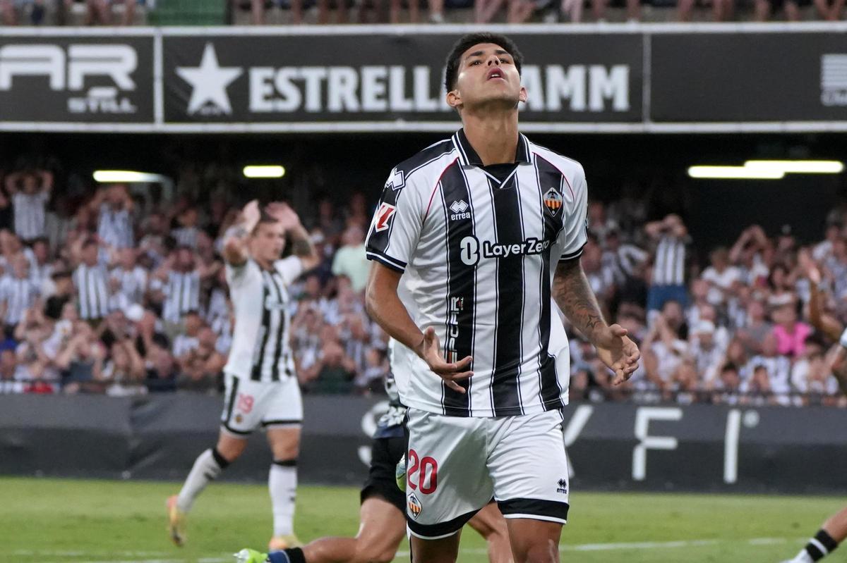 Nick Markanich, con el CD Castellón en el SkyFi Castalia.