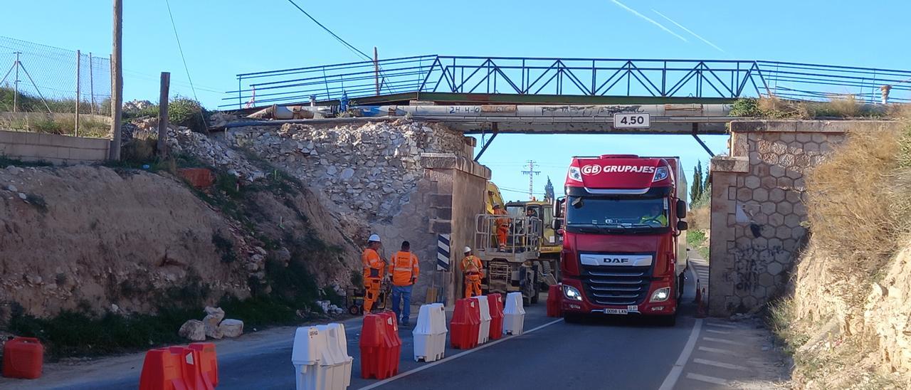 Los trabajos en este punto han obligado a cortar un carril de la CV-820