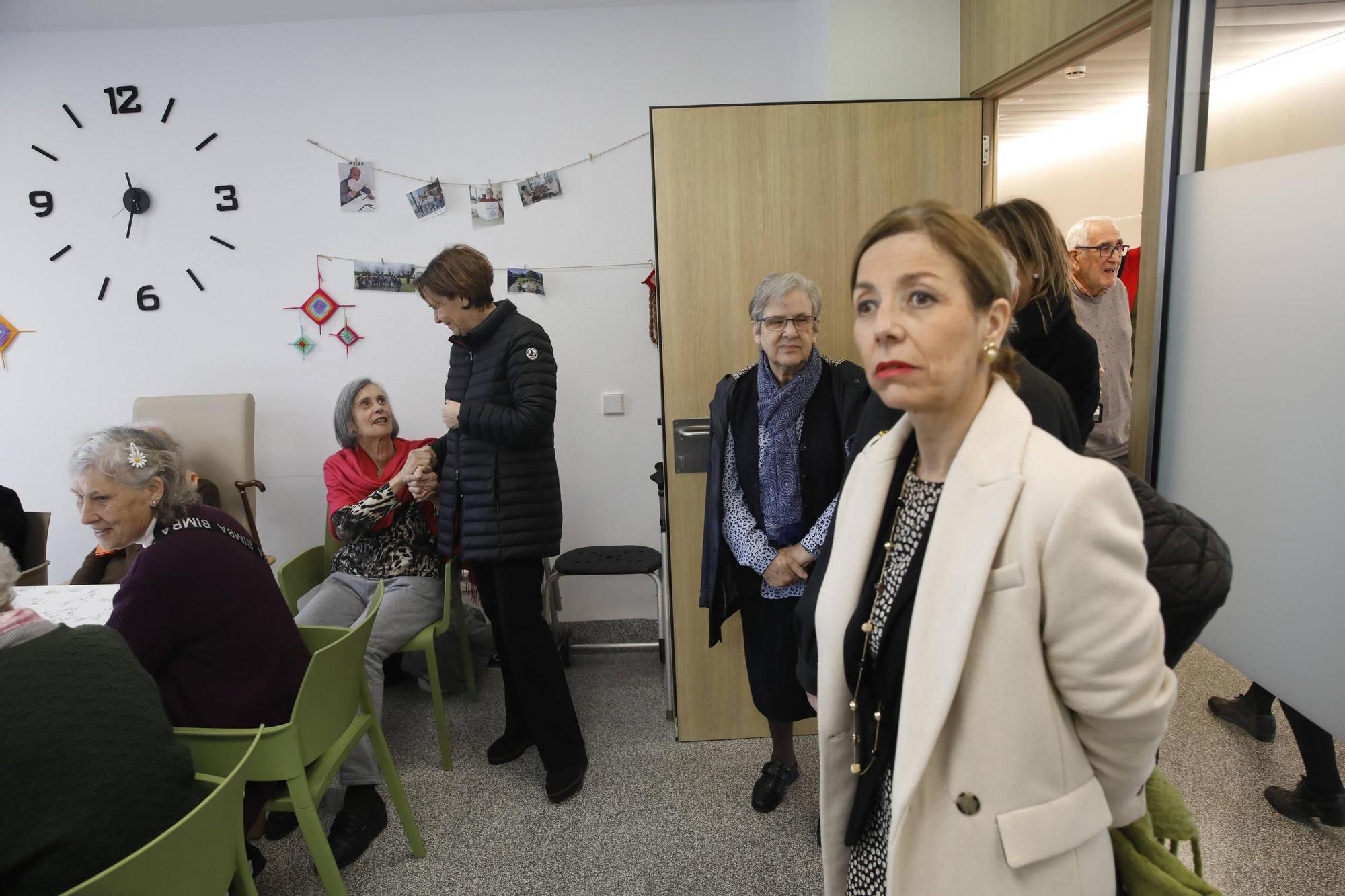 La visita de la Alcaldesa de Gijón a la residencia de mayores "La Golondrína", en imágenes