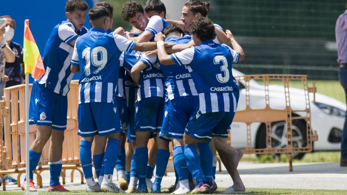 Los juveniles del Dépor campeones de España celebran un gol durante un partido.