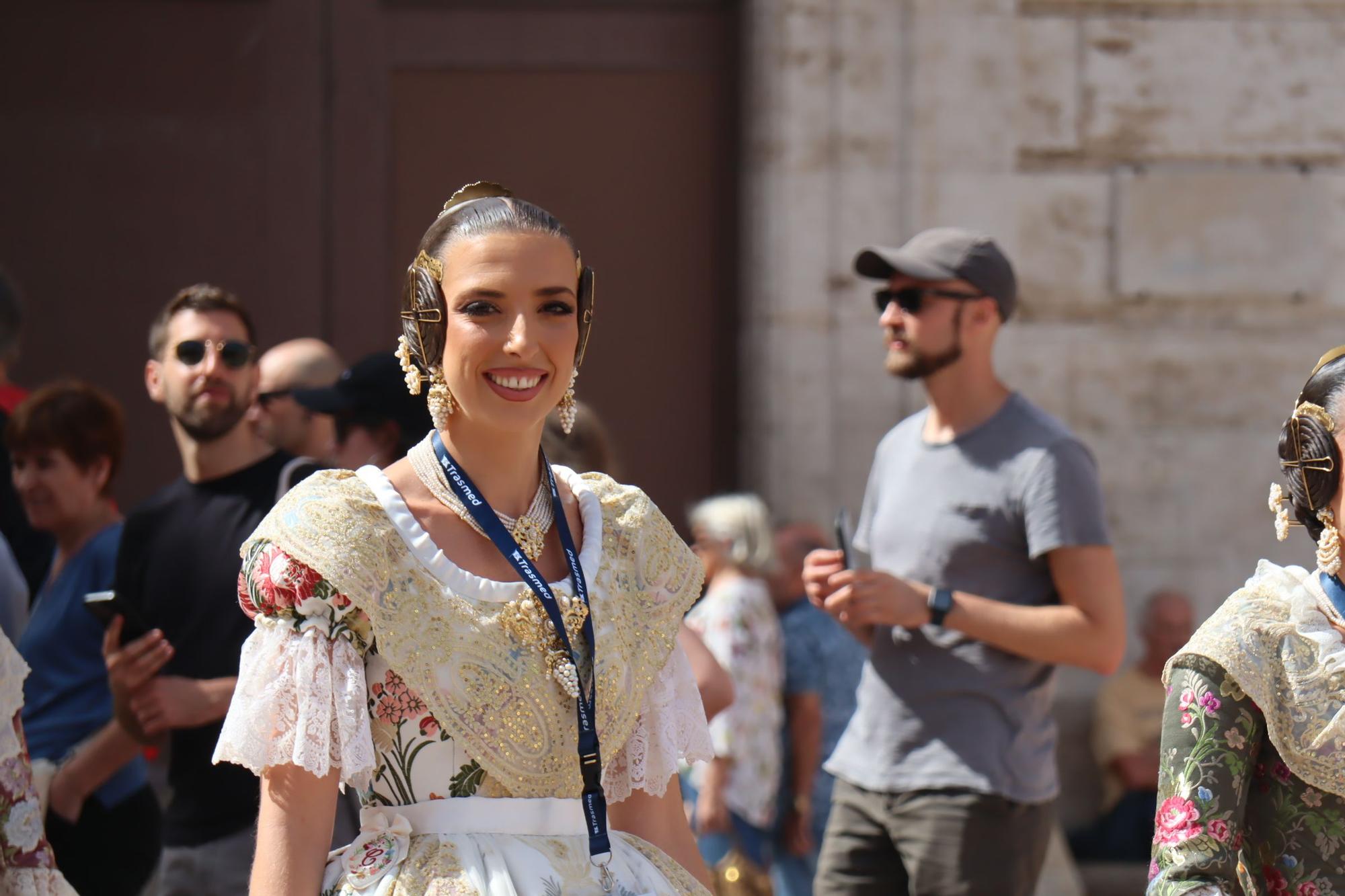 Baño de multitudes de las candidatas a Fallera Mayor de València 2025