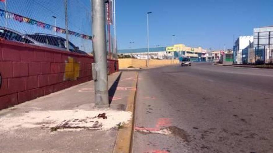 Las marcas que dejó el fuerte impacto de la moto contra la farola son visibles en la calzada.