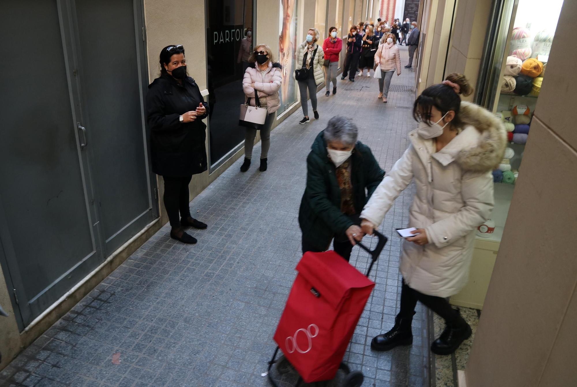 Colas en los comercios de Málaga el día antes del cierre de la actividad