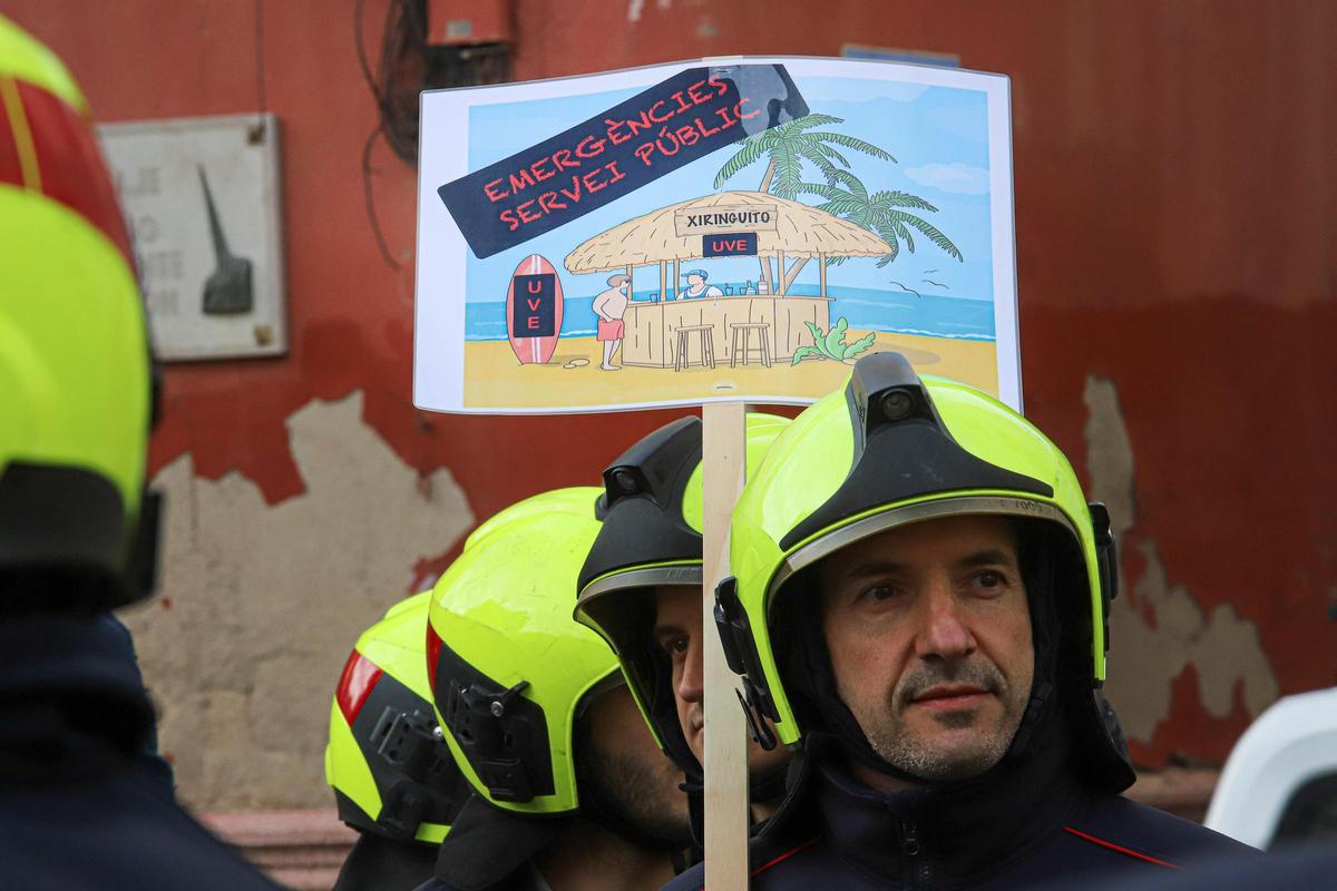 Protesta de los bomberos ante el pleno del Consell contra la Unidad ...