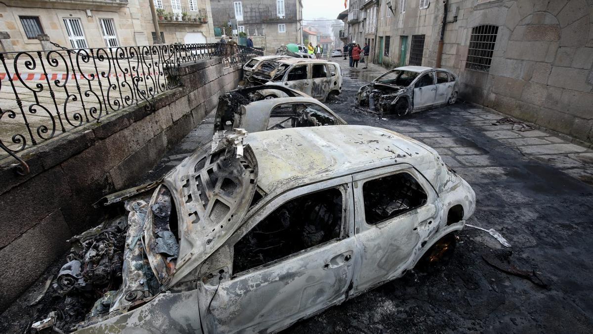 La detenida por incendiar coches en Tui relató a los medios lo que había visto.