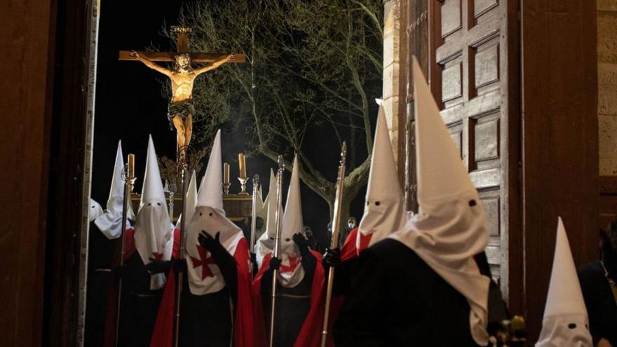 Hermanos acceden a la Colegiata tras la procesión. |